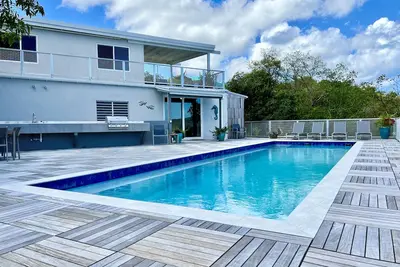 Image de Minutes from Magens Bay, gated property, large pool & outdoor entertainment area