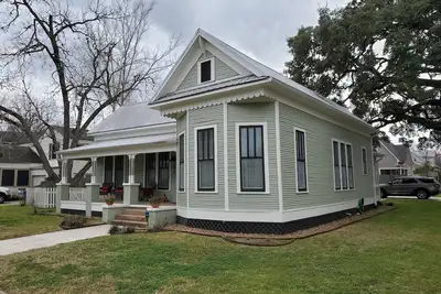 Image de Charming & Cozy Victorian in Quiet Residential Setting