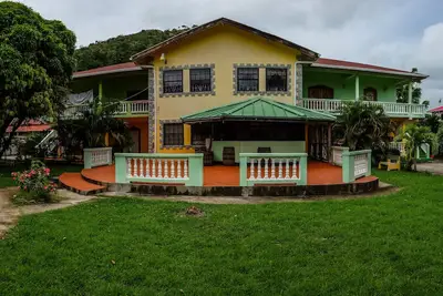 5 Minutes from the Airport Room for 2 with  Dining on Site