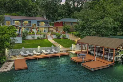 Image de Beautiful Lakefront Home with Tons of Space and Amenities