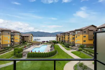 Image de Okanagan Lake Beachfront Penthouse. 2 Bedrooms + den, 3 bath. Boatslip Option.