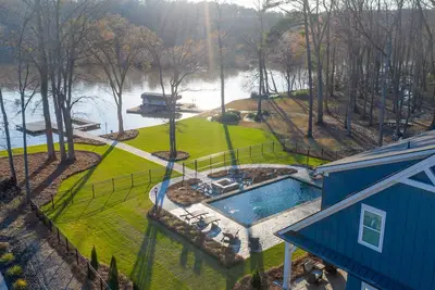 Image de Amazing Waterfront Goose Nest Cottage with Heated Pool, Fire-Pit + Much More!