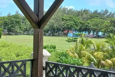 Ava Beachhouse Apartment- 5 mins walk from the beach