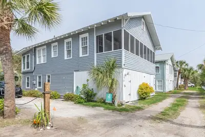 Clamdigger c1950 - Pet-friendly cottage. Ocean Block. Screened Porch & Deck