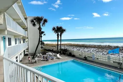 Image de Aqua Villa #204 Enjoy Beachfront Views and access, Pool, and Pet-Friendly!