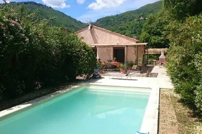 Image de Maison de campagne avec piscine privée. 4  personnes. Ideal pour les randonnées.