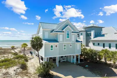 Image de Island Life: 8br East End House- Priv. Pool and Hot Tub, Sleeps 26, Beachfront!