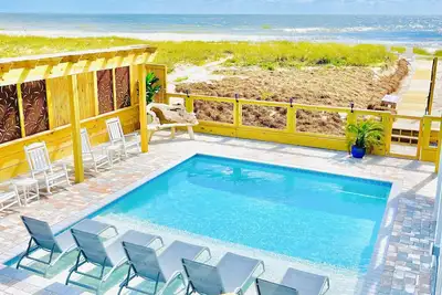 Image de Island Getaway: Beachfront home with amazing outdoor space & private pool!