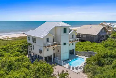 Image de Acacia: Stunning Beachfront Home, Private Pool, Pet-Friendly, Hot Tub, Sleeps 26
