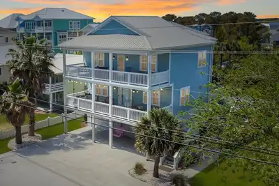 Image de Escape to a Luxury Beach Paradise - Quick Walk to Beach & Shops - Dog Friendly