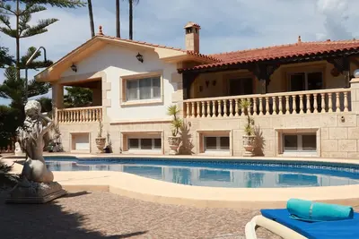Villa Tres Palmeras piscina con jacuzzi cerca de Benidorm y Albir