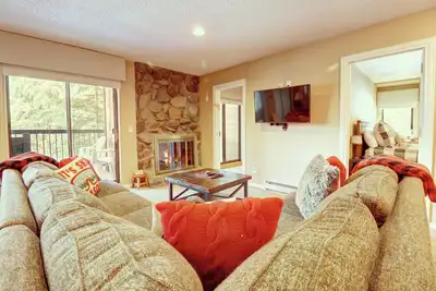 Image de New Listing! 2br/2ba Ski-In/Out Center Village Condo, Indoor Parking-Cm216