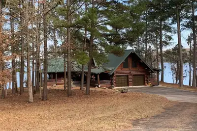 Image de Lake Sam Rayburn - Waterfront Custom Log home, 2000 Sq Ft