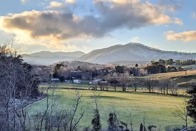 Image de Beautiful, pet friendly farmstay - 11 mi to dwtn Asheville; 12 mi to Biltmore!