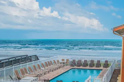 Image de Great Value- Steps to Beach: 1 Br Condo