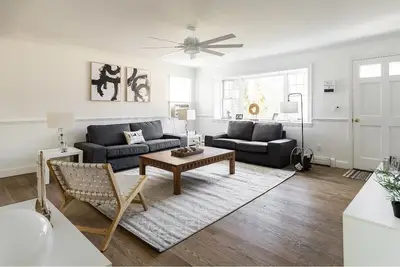 Image de A chic and impeccable newly renovated beach house!