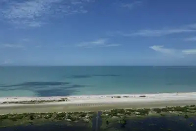 Image de Gorgeous beachfront studio penthouse!