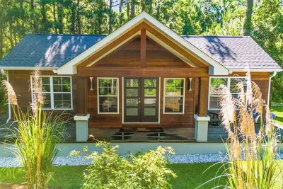 Image de 🔥 Cozy Cabin Retreat | Firepit, Trails & Smart Home Feature