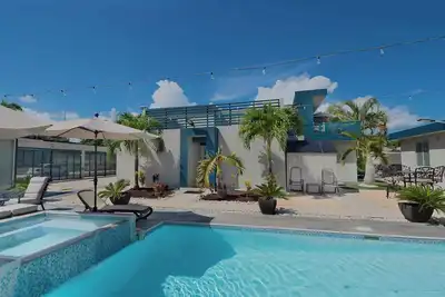 Image de Blocks from the Beach 2 Br Villa 4 in Dorado