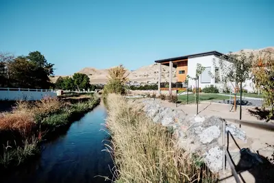 Image de Modern Apt w\/ Private Entry & Patio - Mtn Views