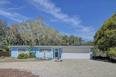 Image de Family getaway 5 miles to Siesta Beach. Heated private Pool, bicycles. Sleep 10.