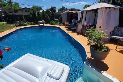 Image de Driving distance from stony brook University. Pool an separate hot tub. , . . . . . . .