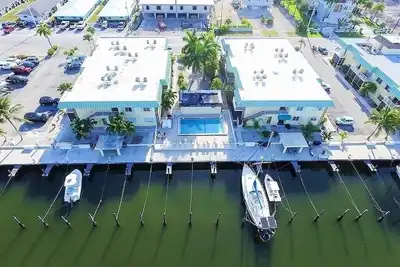 Image de Turtles Nest. Amazing 2/2 with private ramp, boat slip, heated pool and more!