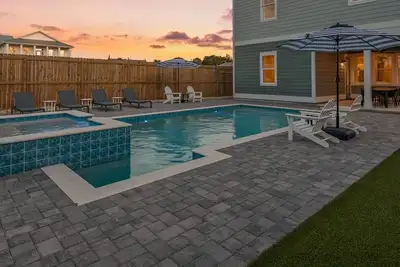 Image de The Retreat:  5-Star Luxury + Steps to Ocean + Heated Pool & Hot Tub + Golf Cart
