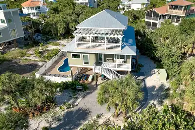 Image de \"Floridays\" Newly Completed Private Beach House w/ Heated Pool & Spa. 2 Carts