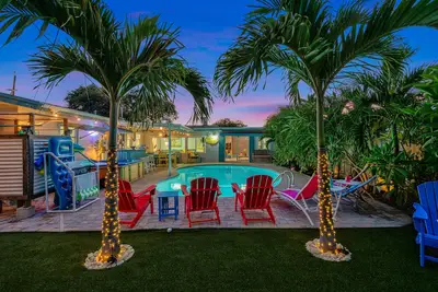 Image de 4br 2b Tropical Paradise Heated Pool & Hot Tub 5min to the Beach🏝