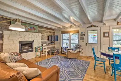 Image de Riverfront Home w/ Fire Pit + Deck in Lansing