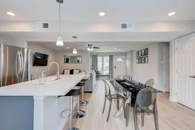 Image de 🏠Spacious Quiet Contemporary Home Near 🏥Tmc\/DownTown