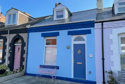 Cowrie Cottage, pet friendly, with open fire in Cullercoats