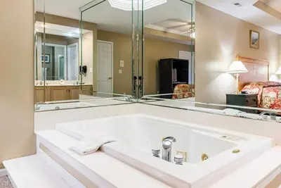 Image de Pool | WiFi | Lake Front | Sleeps 4 | Mm 13 (491b)