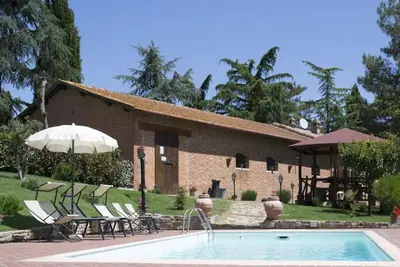 Independent house with pool and airco. Cortona