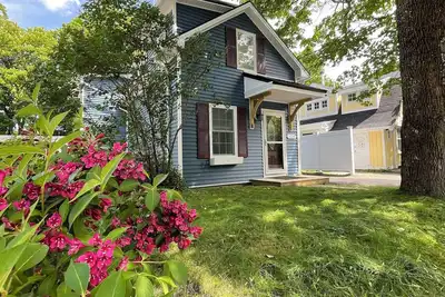 Image de Dt Bar Harbor, 2 King beds & Decks, Parks 3 small cars, Town Pickleball Ct @ Back