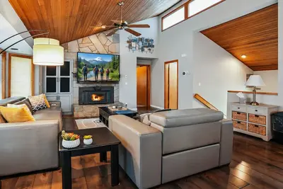 Image de 20 Lassen Lane-Sunriver, Oregon: Hot Tub, Bbq, WiFi, Sharc Aquatics, Tubing Hill, Mt. Bachelor, Golf, Deschutes River, Tennis, Bike Paths