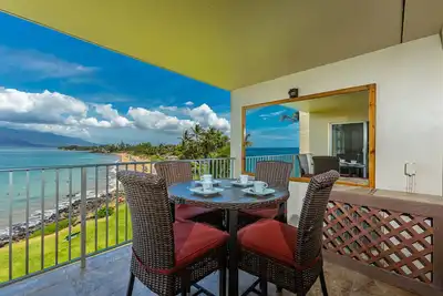 Image de Immerse Yourself in Cerulean Majesty: Royal Mauian 506 - Mesmerizing Views! \"\n
