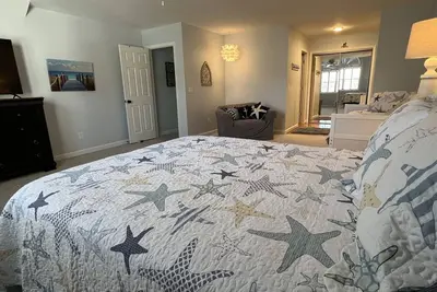 Image de Cute “beachy” condo -2 miles from the beach in quiet neighborhood