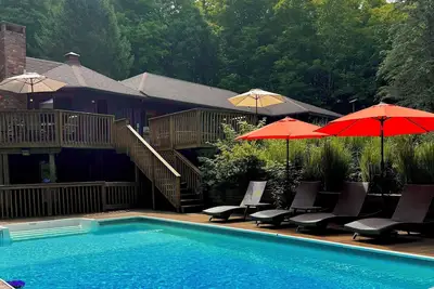 Image de Lakehouse on Semi-Private Lake with Pool