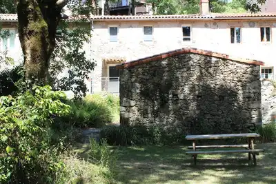 Image de Gîte \"Tiretaine\" avec jardin en bord de rivière, à côté de Clisson