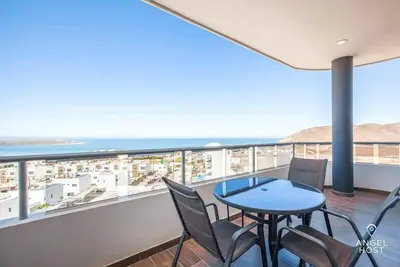 Image de 7th-floor condo w/incredible ocean view & 2 pools
