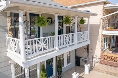 Image de 6 King Beds + Walk to Streetcar + Balcony