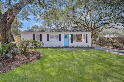 Image de \"Four Oaks\"- Beautiful 3/2 Close to Everything in Beaufort!