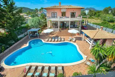 Image de Oliveres - Six Chambres Villa, Couchages 12