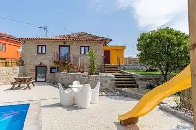 Image de Maison de campagne, avec piscine extérieure et cheminée, proche de la nature