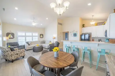 Image de 2. 5 Blocks To The Beach/Boards, 3 Bed, 2 Bath Beautifully Updated!