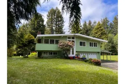 Image de Private mid-century modern hideaway in forest near the river and sea.