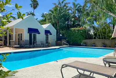 Image de Modern 2br Condo Old Town/Balcony & Pool