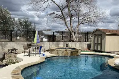 Image de Cheerful oasis home with pool and hot tub. 2. 5 miles from downtown.